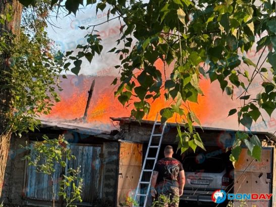 В Ростовской области сгорели гаражи и сарай
