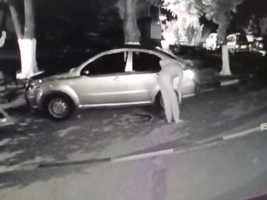 В Азове Ростовской области неизвестный проколол шины более 10 автомобилям