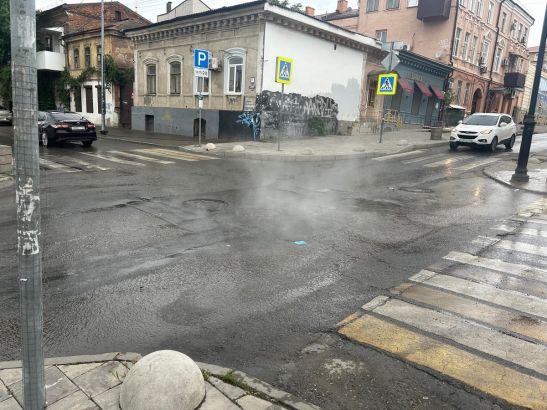 В Ростове переулок Семашко затопило кипятком из-за прорыва