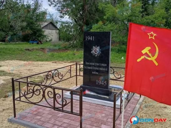 В поселке Разлатном успели установить новую стелу к 9 Мая
