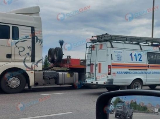 Под Ростовом столкнулись легковушка и длинномер