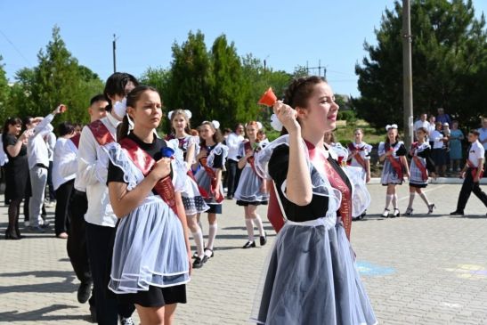 В Аксайском районе, несмотря на запрет, провели последний звонок на улице