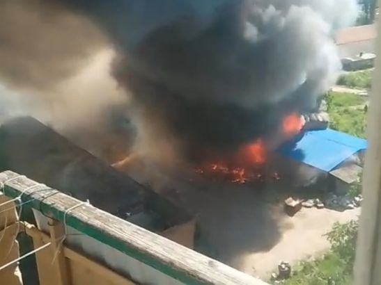В Каменске-Шахтинском произошло возгорание крыши складского здания