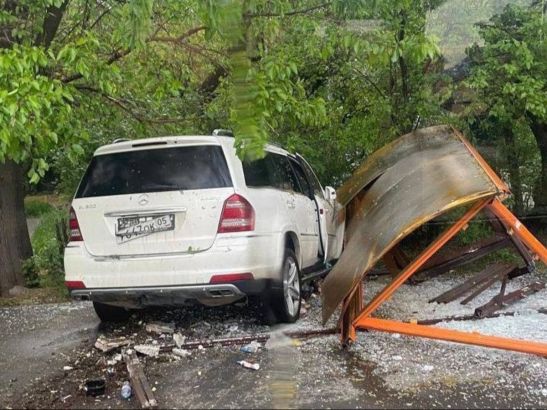 В Ростове легковой автомобиль врезался в автобусную остановку
