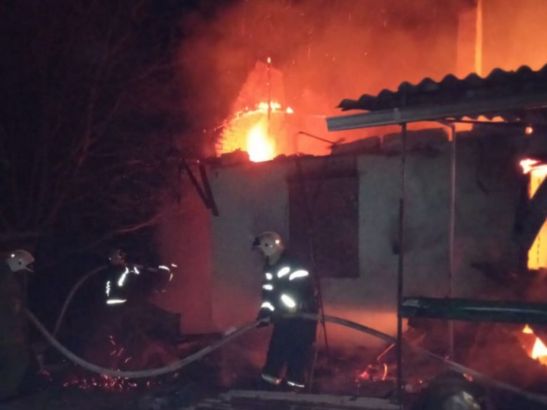 В Шахтах загорелись два магазина на огромной площади