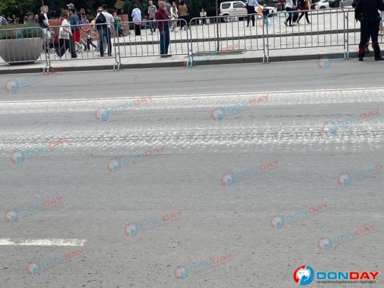 Поврежденное дорожное покрытие заметили после парада в Ростове