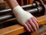 В Ростове мужчине чуть не отрезало руку деревообрабатывающим станком