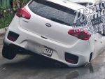 В Ростове-на-Дону на улице Толмачёва автомобиль угодил в дорожную яму