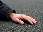 Пожилой мужчина скончался на улице в центре города Шахты