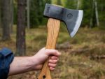 В Волгодонске нетрезвый мужчина бросался на прохожих с топором