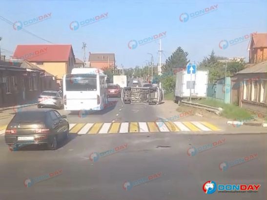 В Батайске легковушка перевернулась на бок в результате ДТП