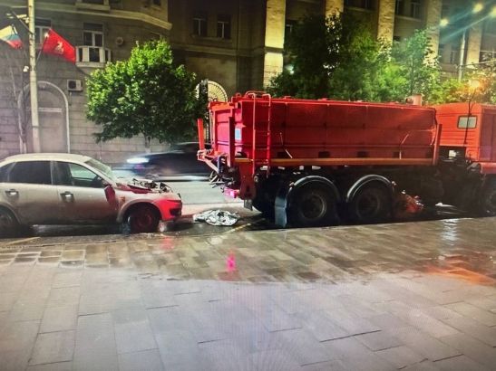 В ДТП с поливальной машиной в Ростове пострадал автомобилист
