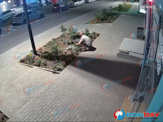 В Ростове мужчина обнес цветочную клумбу около многоэтажного дома
