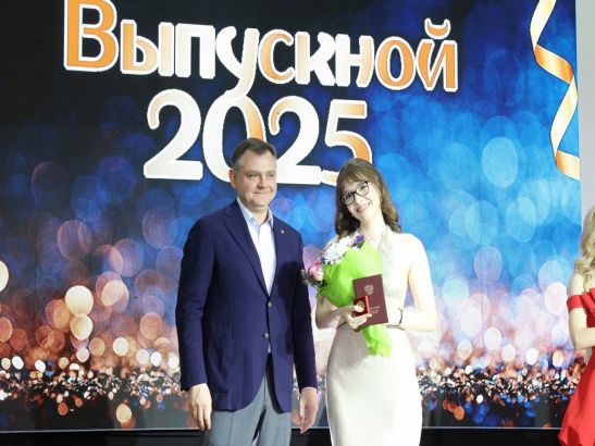 Юрий Слюсарь поздравил выпускников школ Дона с праздником