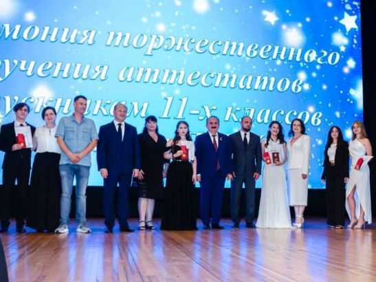 Александр Скрябин вручил выпускникам Ростова медали за успехи в учебе