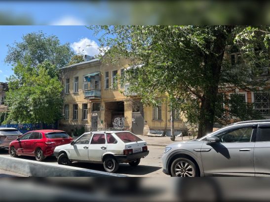 В Ростове два аварийных дерева повисли на электропроводах