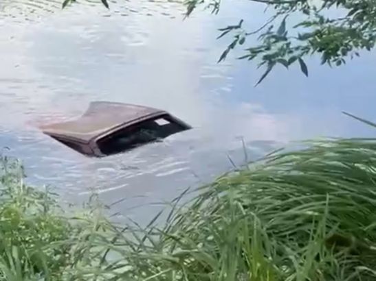 Старый автомобиль утопили на пляже в Белой Калитве