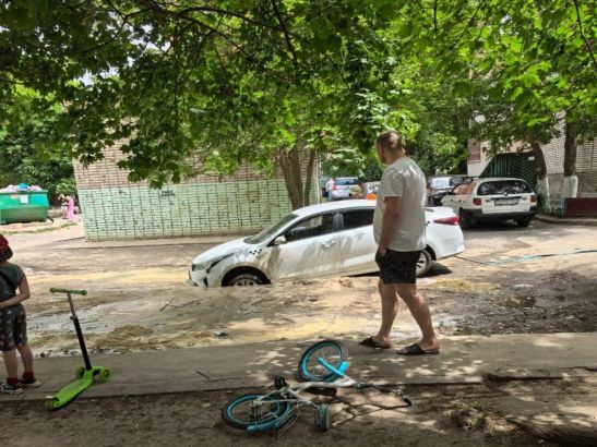 В Таганроге машина такси колесами провалилась в глубокую яму