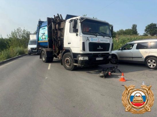 В Ростове мусоровоз сбил парня на электровелосипеде