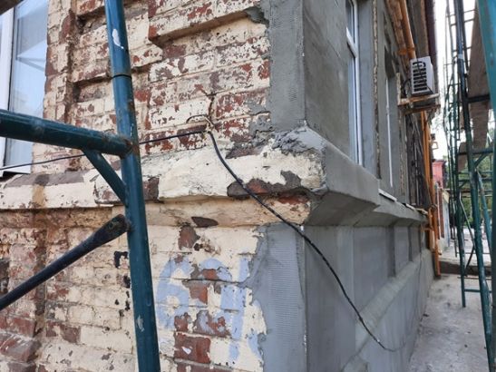 В центре Ростова рабочие уничтожают исторический облик фасада дома XIX века