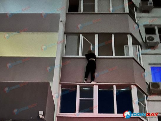 В Ростове в микрорайоне Суворовском девушка едва не сорвалась с балкона