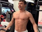 Актер Павел Деревянко похвастался голым торсом
