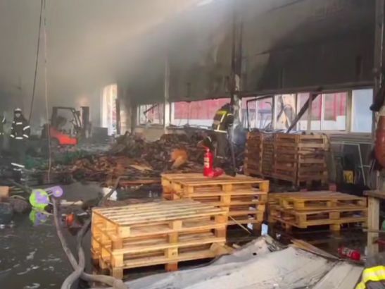 В Ростовской области ликвидировали крупный пожар в складском помещении