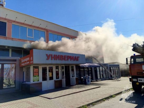 Спасатель пострадал при пожаре в ТЦ Новошахтинска