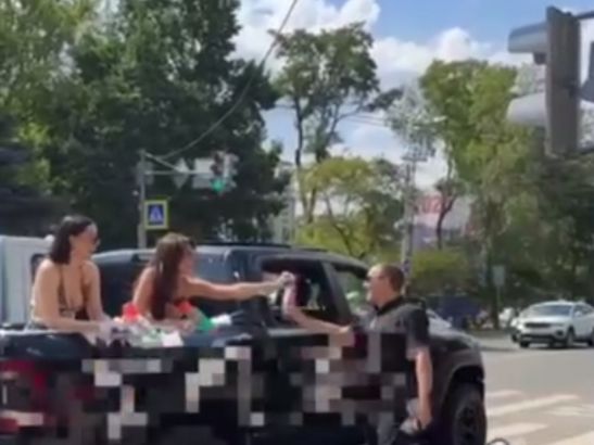 В Ростове оштрафовали водителя пикапа за небезопасную перевозку девушек в купальниках