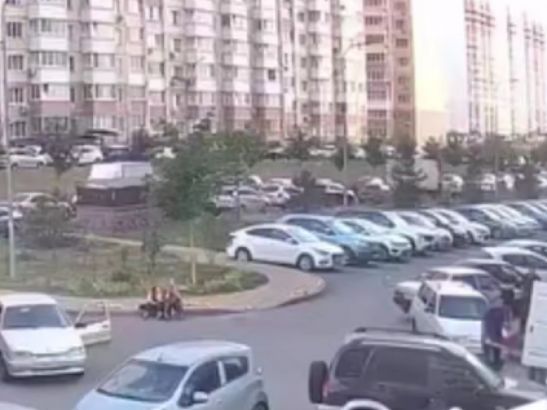 В Суворовском в Ростове девушка выпала из окна многоэтажки