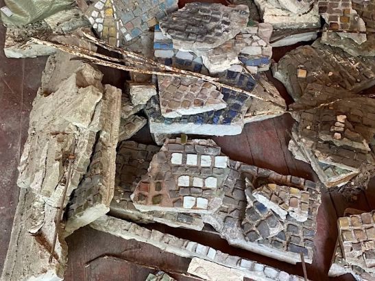 В Ростове из ресторана «Балканы» забрали на реставрацию плиты с панно