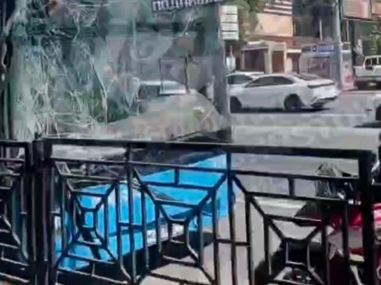 В Ростове водитель автобуса врезался в столб
