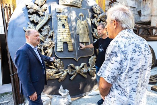Глава Ростова Александр Скрябин посетил мастерскую Сергея Олешни