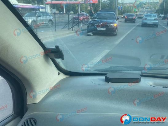 В Ростове на Северном автомобиль врезался в дорожное ограждение