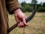 В Ростовской области пьяный мужчина напал с серпом на своего соседа
