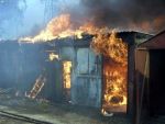 В Ростовской области практически полностью выгорела металлическая постройка