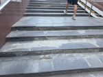 Жители Ростова пожаловались на разбитую лестницу возле ЦУМа