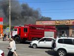 В центре Семикаракорска тушат масштабный пожар