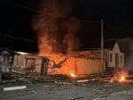 Сильный пожар начался в здании после серии громких взрывов в поселке Каменоломни