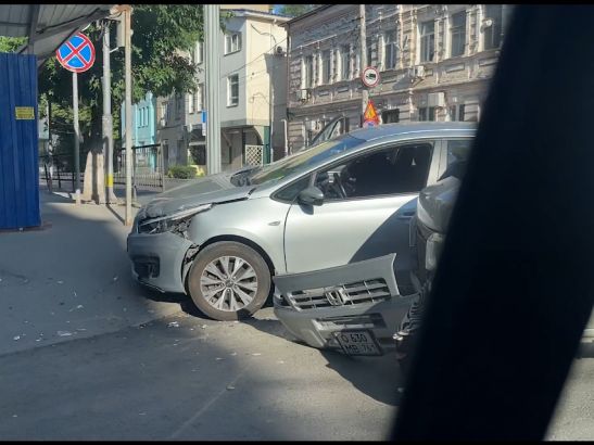 В центре Ростова столкнулись два автомобиля утром 2 июля