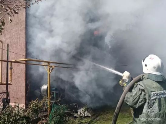 В Семикаракорске ликвидировали крупный пожар на складе