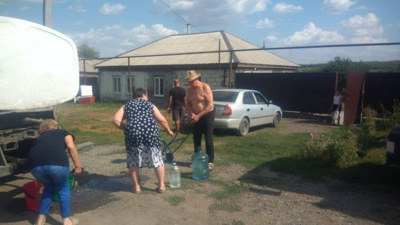 В поселке Красного Сулина начали подвозить воду после обнаружения в скважинах "горючей" воды