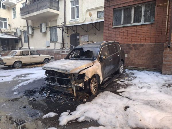 В Шахтах ищут поджигателя люксового внедорожника
