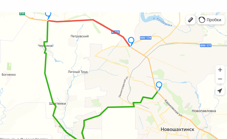 В районе Новошахтинска перекрыли трассу из-за сильного пожара