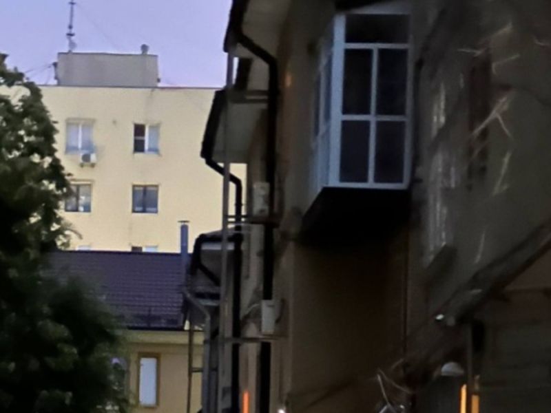 Пенсионерка застряла в соседнем с горящим домом здании