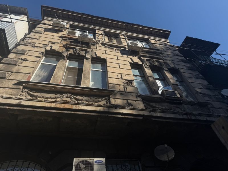 В историческом центре Ростова с доходного дома А. Ф. Чуриной осыпаются части кирпичей