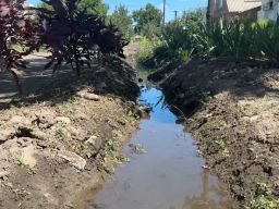 В Красном Сулине улицу Фирсова из-за коммунальной аварии топит уже несколько месяцев