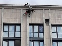 В квартирах на Левобережной, пострадавших при атаке БПЛА, начались ремонтные работы