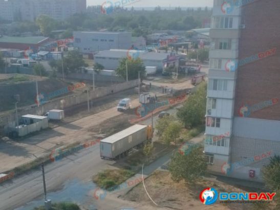 Экстренные службы собрались на улице Сызранова в Таганроге