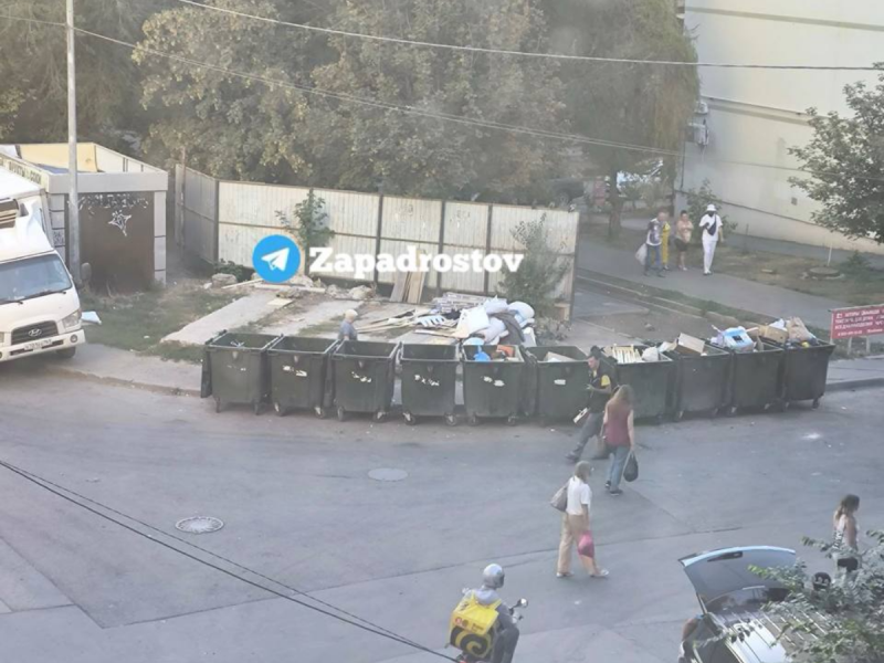 Мусорные баки заполнили проезжую часть на улице Жмайлова в Ростове